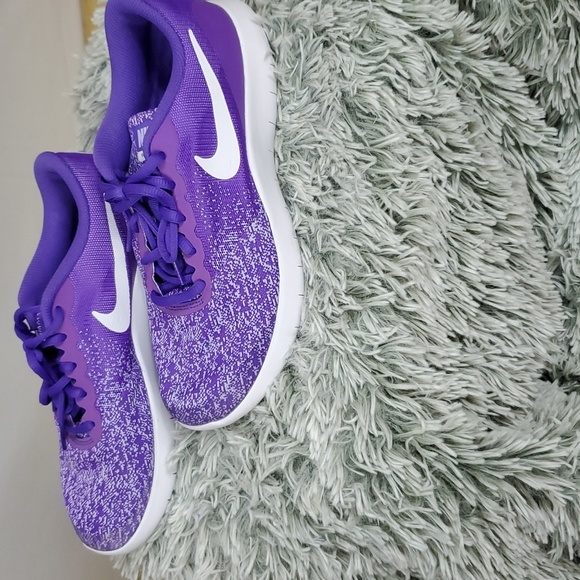 Nike flex comfort shoes. - Picture 2 of 5